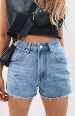 https://files.beginningboutique.com.au/Piper+Denim+Shorts.mp4